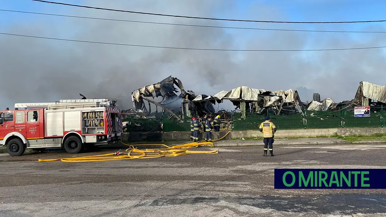 Fogo destrói armazém na zona industrial de Santarém