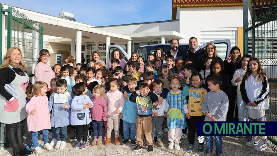 Freguesia de Almoster com nova carrinha de transporte escolar