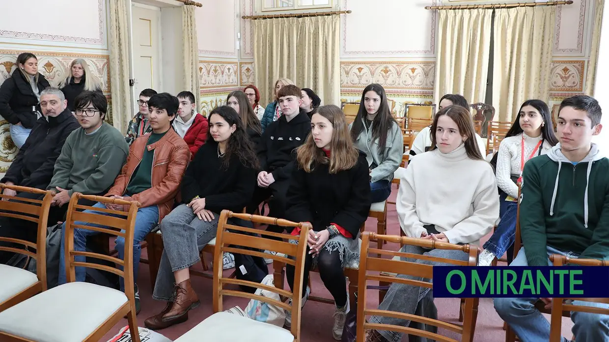 Alunos e professores de projecto Erasmus+ visitam Paços do Concelho de Santarém