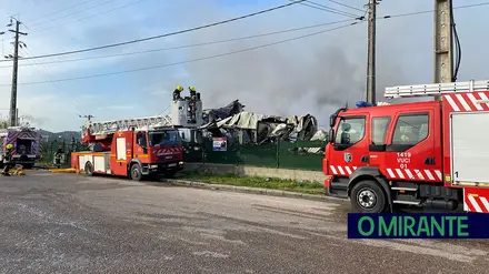 Fogo destrói armazém na zona industrial de Santarém