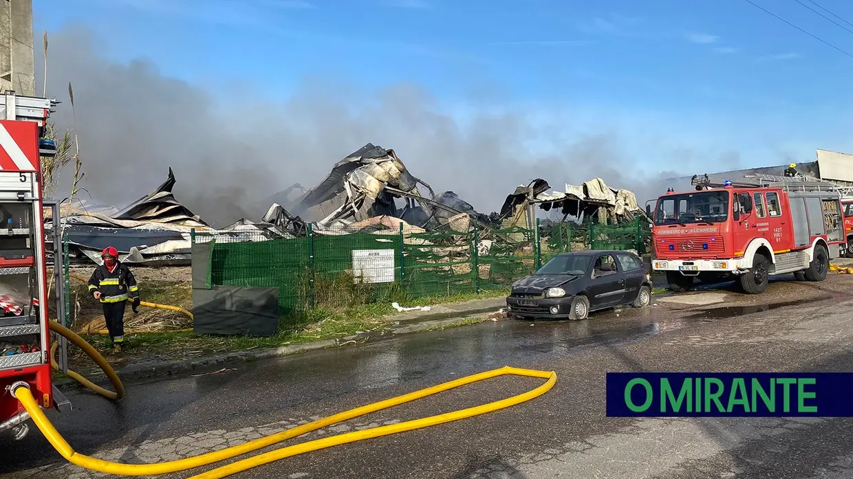 Fogo destrói armazém na zona industrial de Santarém