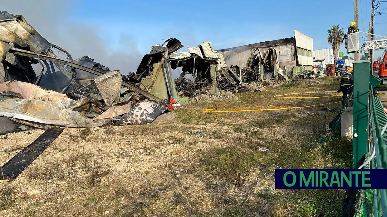 Fogo destrói armazém na zona industrial de Santarém