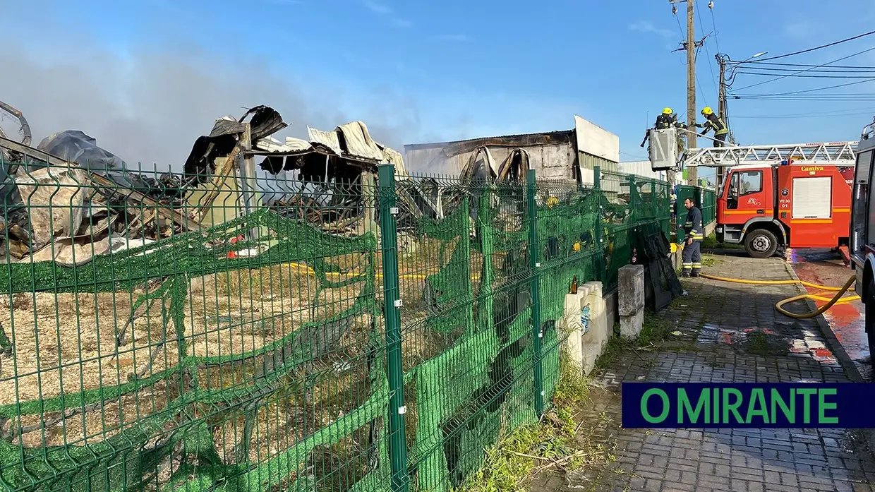 Fogo destrói armazém na zona industrial de Santarém