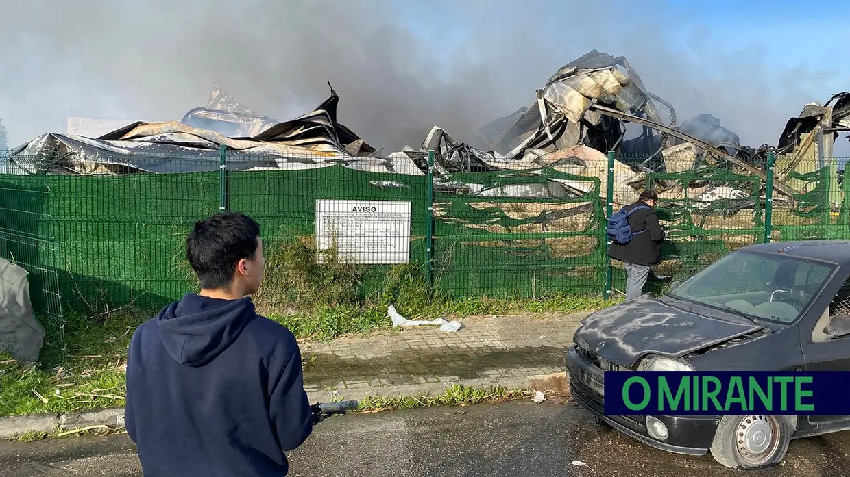 Fogo destrói armazém na zona industrial de Santarém