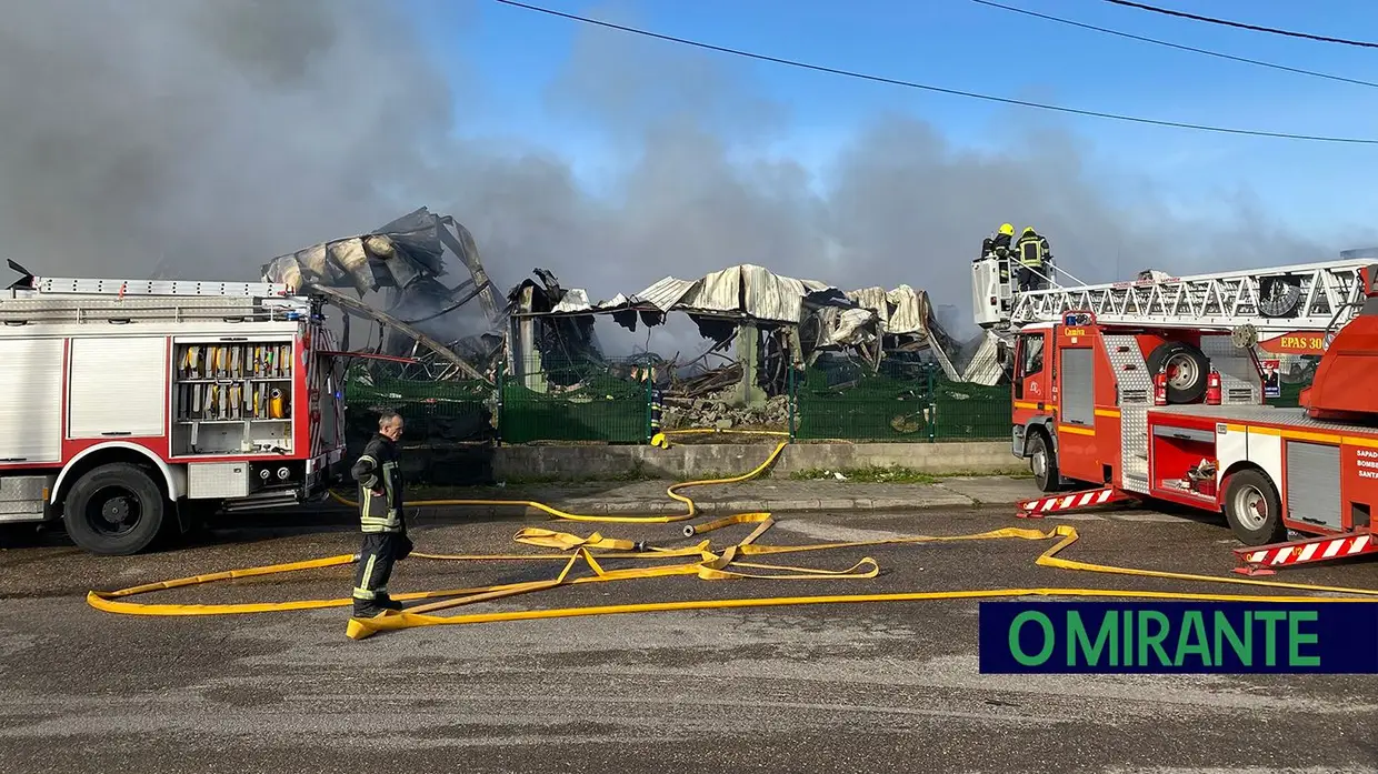 Fogo destrói armazém na zona industrial de Santarém