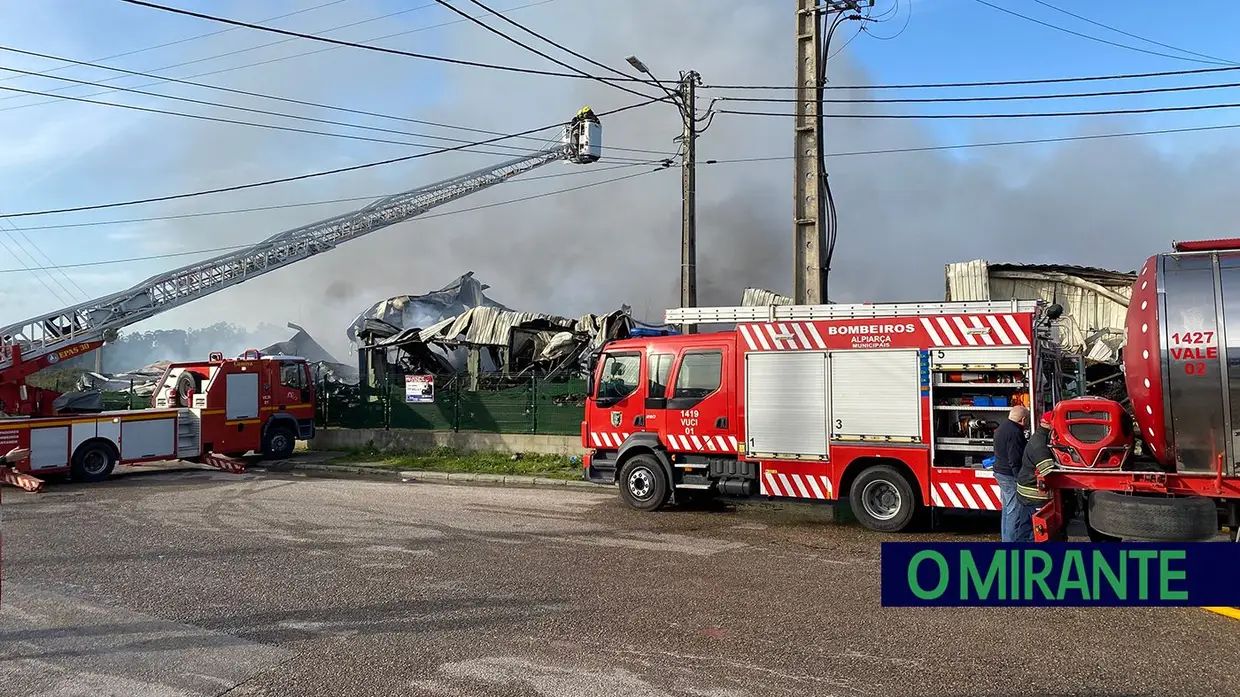 Fogo destrói armazém na zona industrial de Santarém