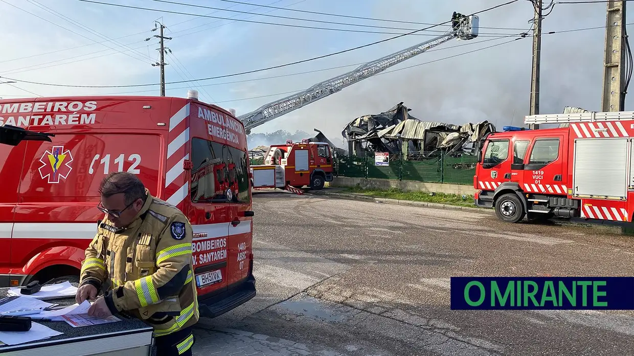 Fogo destrói armazém na zona industrial de Santarém