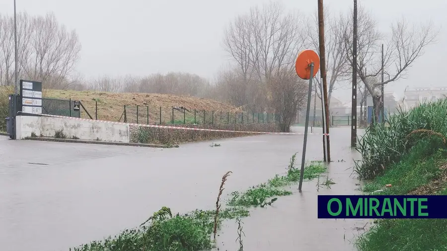 Chuvas inundam estrada na Granja em Vialonga