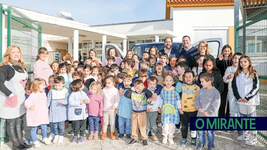 Freguesia de Almoster com nova carrinha de transporte escolar