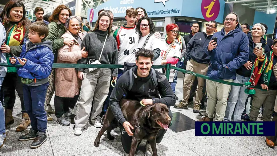 Salvador Salvador recebido em euforia pela família e amigos no regresso do mundial de andebol