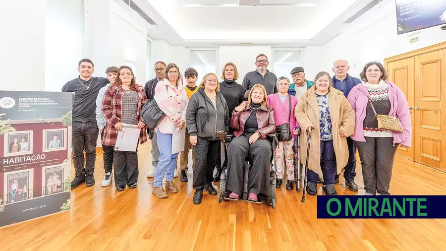 Mais sete famílias do concelho de Vila Franca de Xira receberam das mãos do presidente da câmara