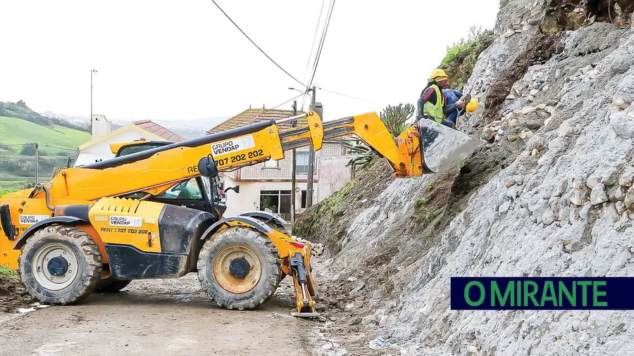 Talude de Camondes que ameaçava ruir está a ser consolidado Talude de Camondes que ameaçava ruir está a ser consolidado