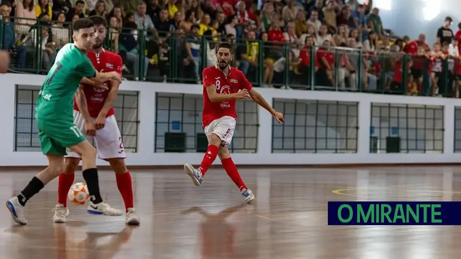 Casa do Benfica da Golegã a meio da tabela no Nacional da III divisão