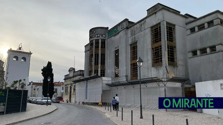 Arruinado Teatro Rosa Damasceno foi vendido em leilão mas Câmara de Santarém não desiste do imóvel