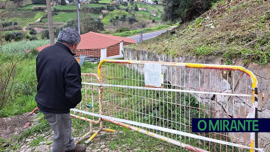 Muro perigoso em A-dos-Melros já está a ser reparado