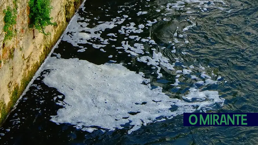 Espuma branca no rio Almonda com origem desconhecida