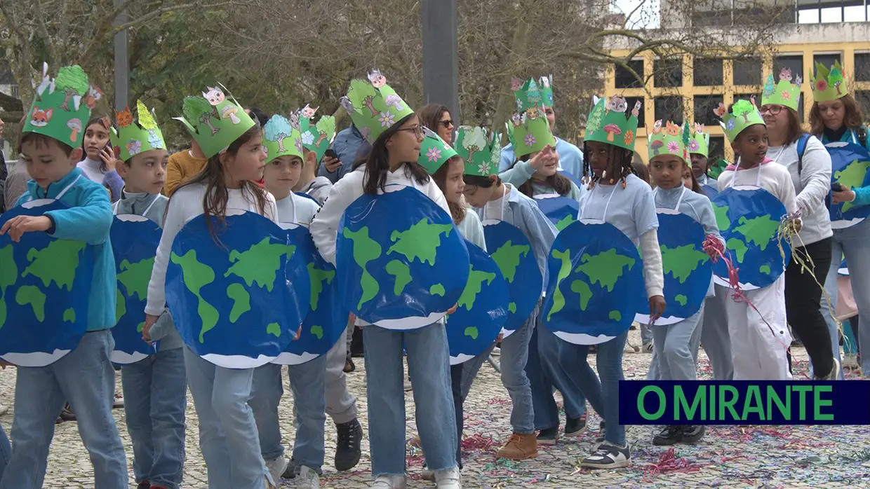 Desfile de Carnaval em Santarém com muita animação e a companhia da chuva