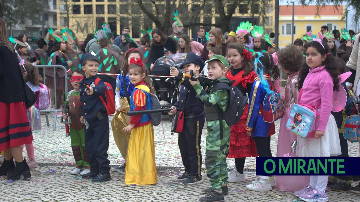 Desfile de Carnaval em Santarém com muita animação e a companhia da chuva