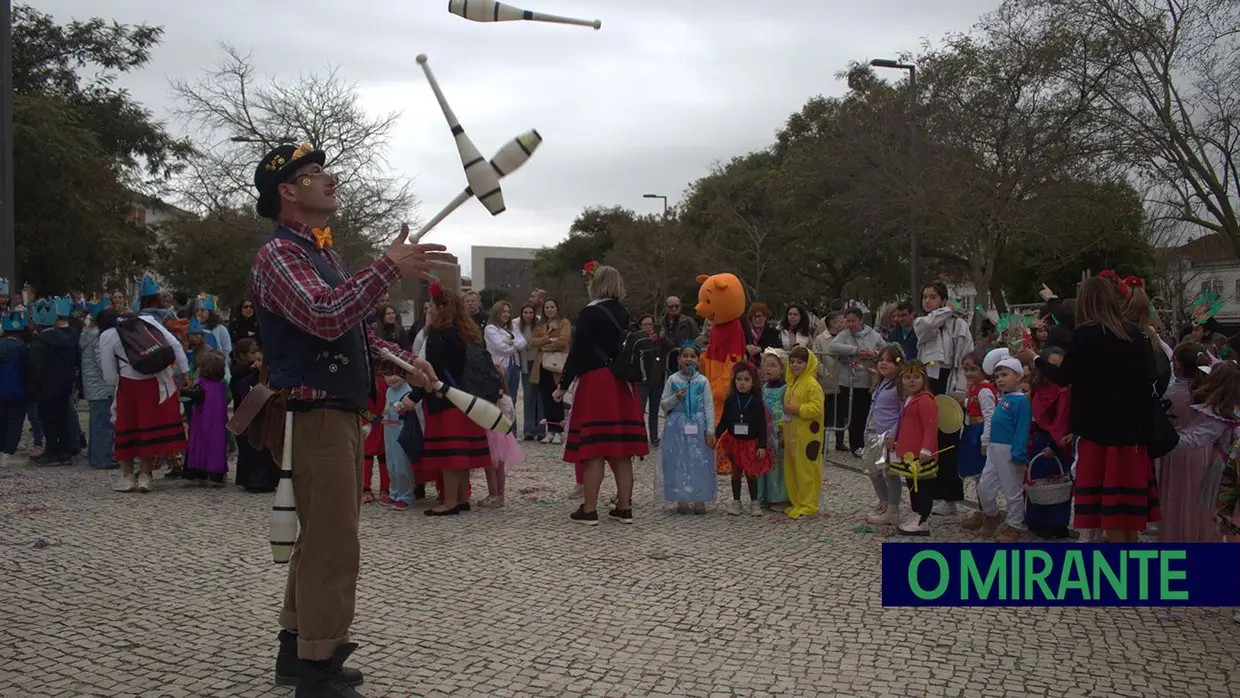 Desfile de Carnaval em Santarém com muita animação e a companhia da chuva