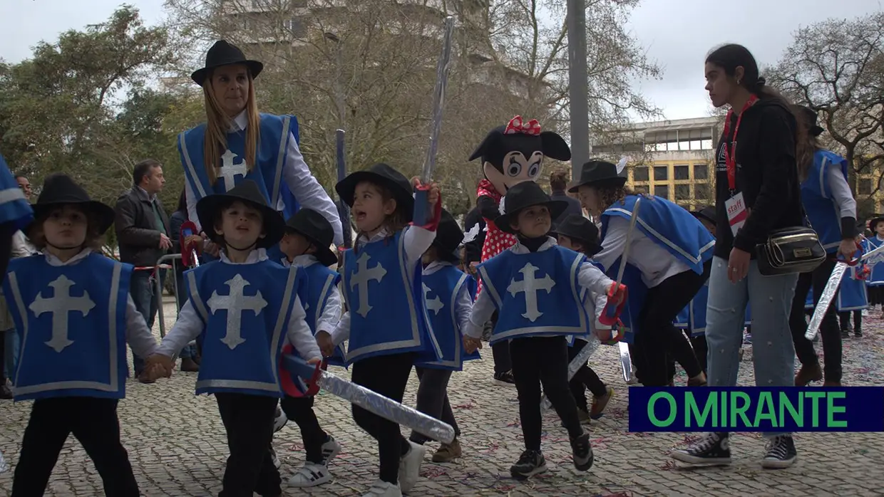 Desfile de Carnaval em Santarém com muita animação e a companhia da chuva