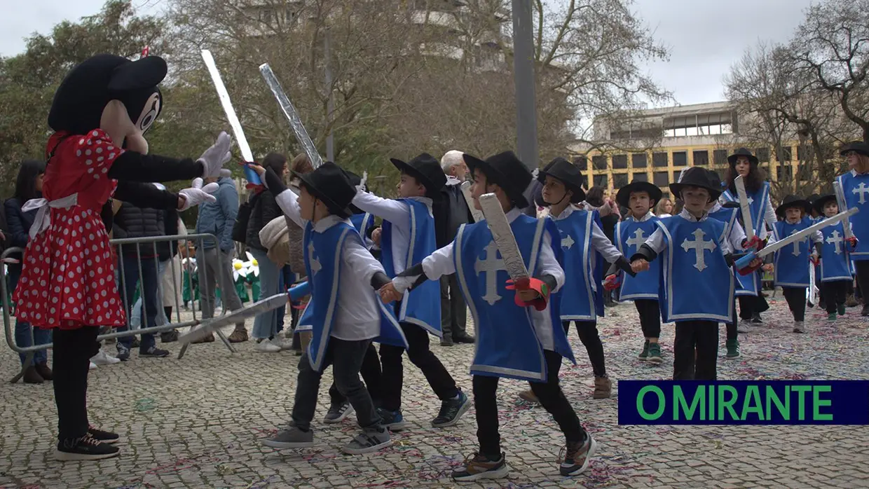 Desfile de Carnaval em Santarém com muita animação e a companhia da chuva