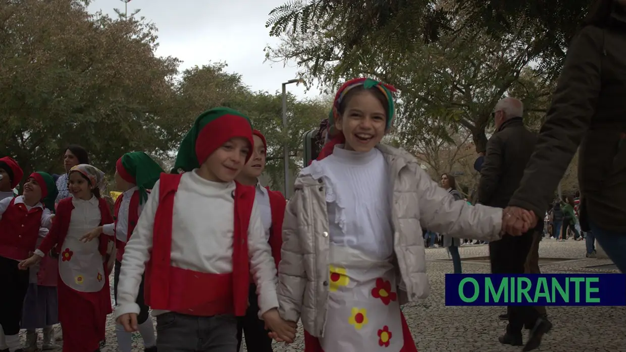 Desfile de Carnaval em Santarém com muita animação e a companhia da chuva