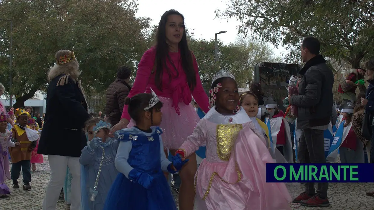 Desfile de Carnaval em Santarém com muita animação e a companhia da chuva