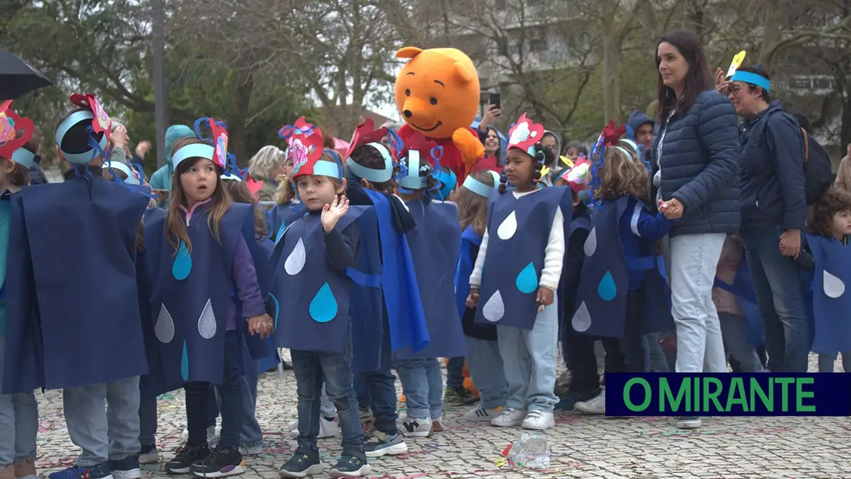 Desfile de Carnaval em Santarém com muita animação e a companhia da chuva