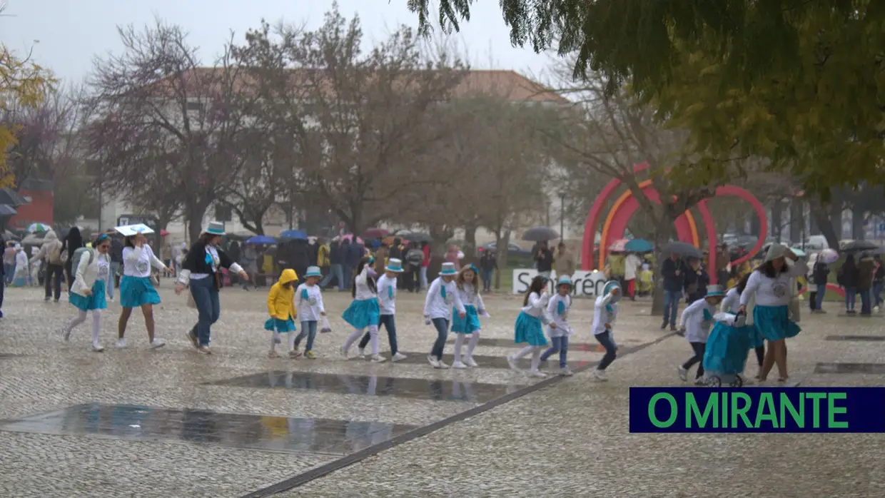 Desfile de Carnaval em Santarém com muita animação e a companhia da chuva