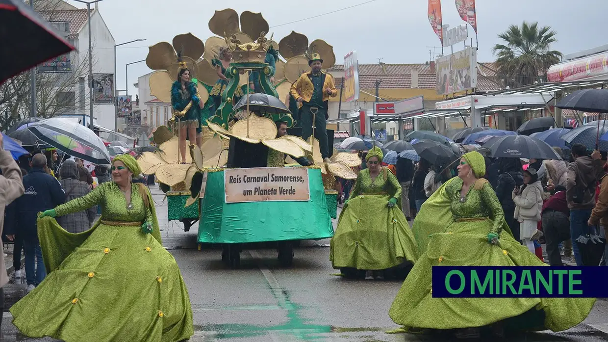 Carnaval de Samora Correia com folia mesmo debaixo de chuva