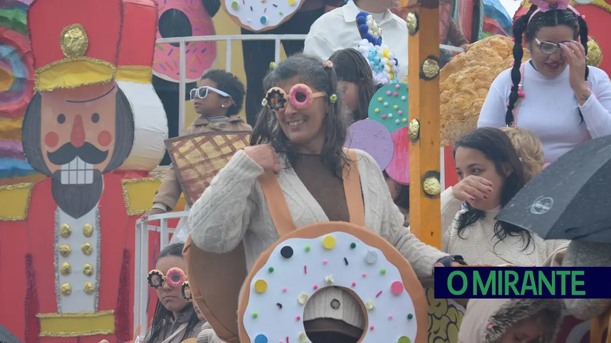 Carnaval de Samora Correia com folia mesmo debaixo de chuva