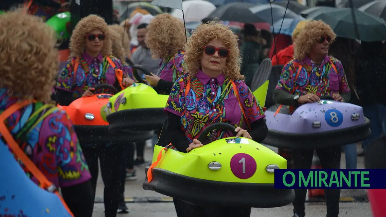 Carnaval de Samora Correia com folia mesmo debaixo de chuva