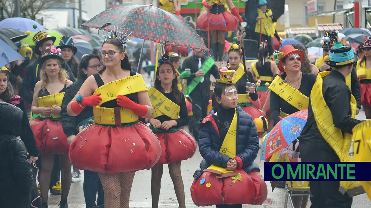 Carnaval de Samora Correia com folia mesmo debaixo de chuva