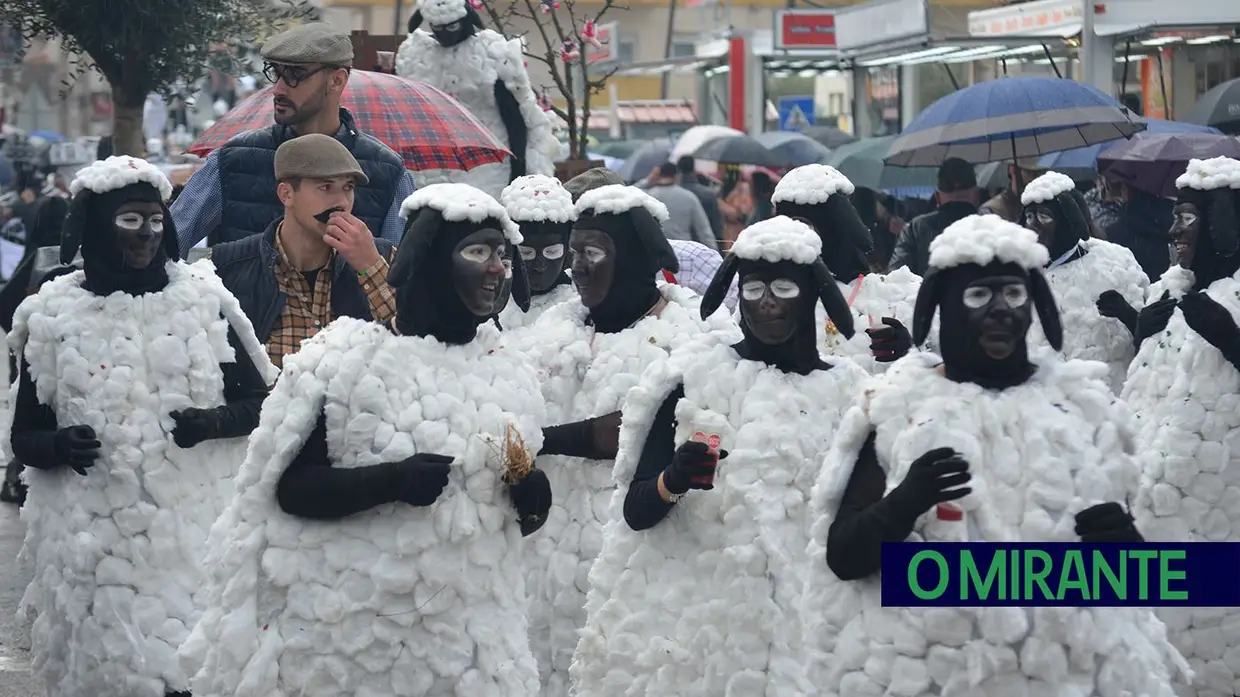 Carnaval de Samora Correia com folia mesmo debaixo de chuva