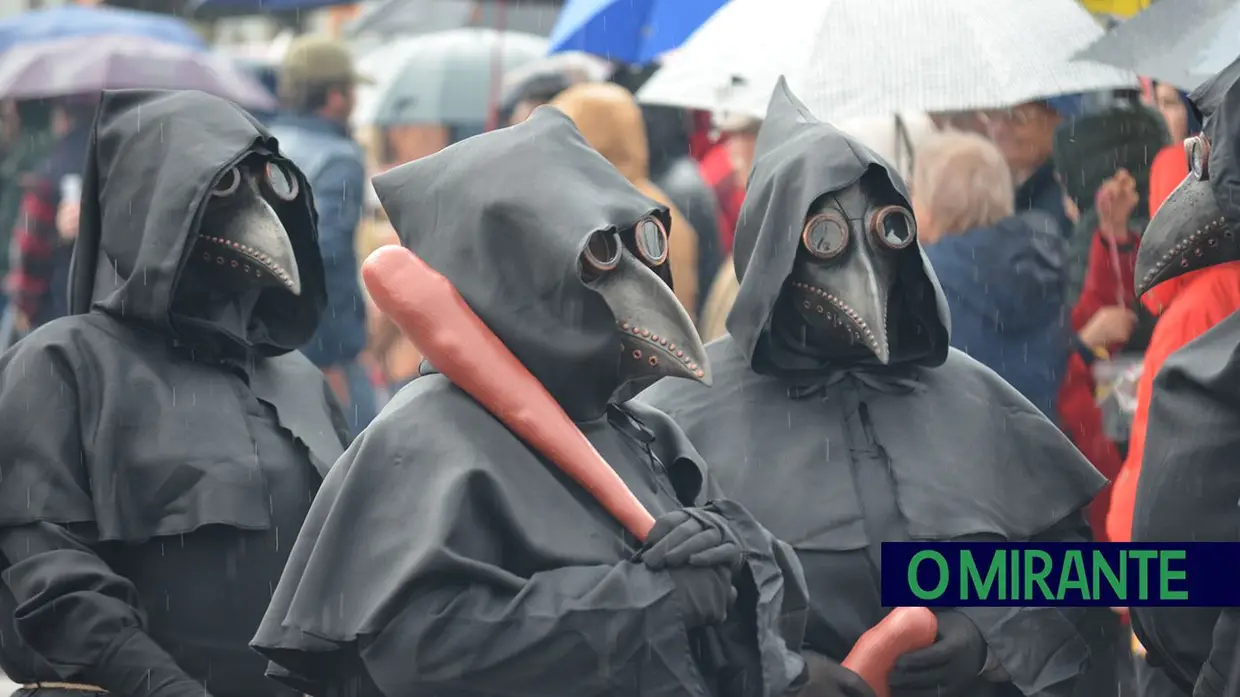 Carnaval de Samora Correia com folia mesmo debaixo de chuva