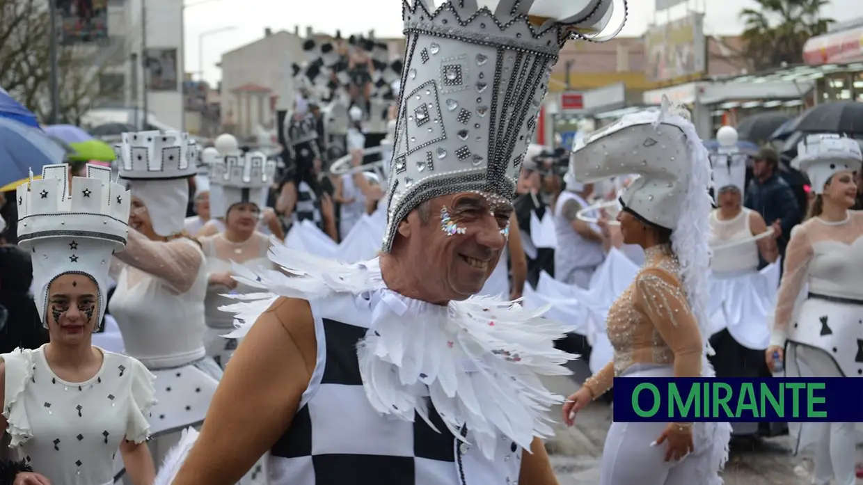 Carnaval de Samora Correia com folia mesmo debaixo de chuva