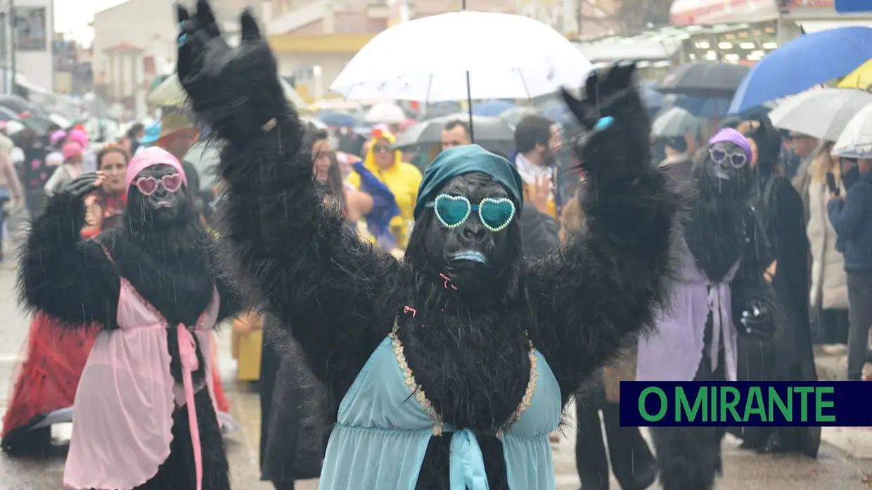 Carnaval de Samora Correia com folia mesmo debaixo de chuva