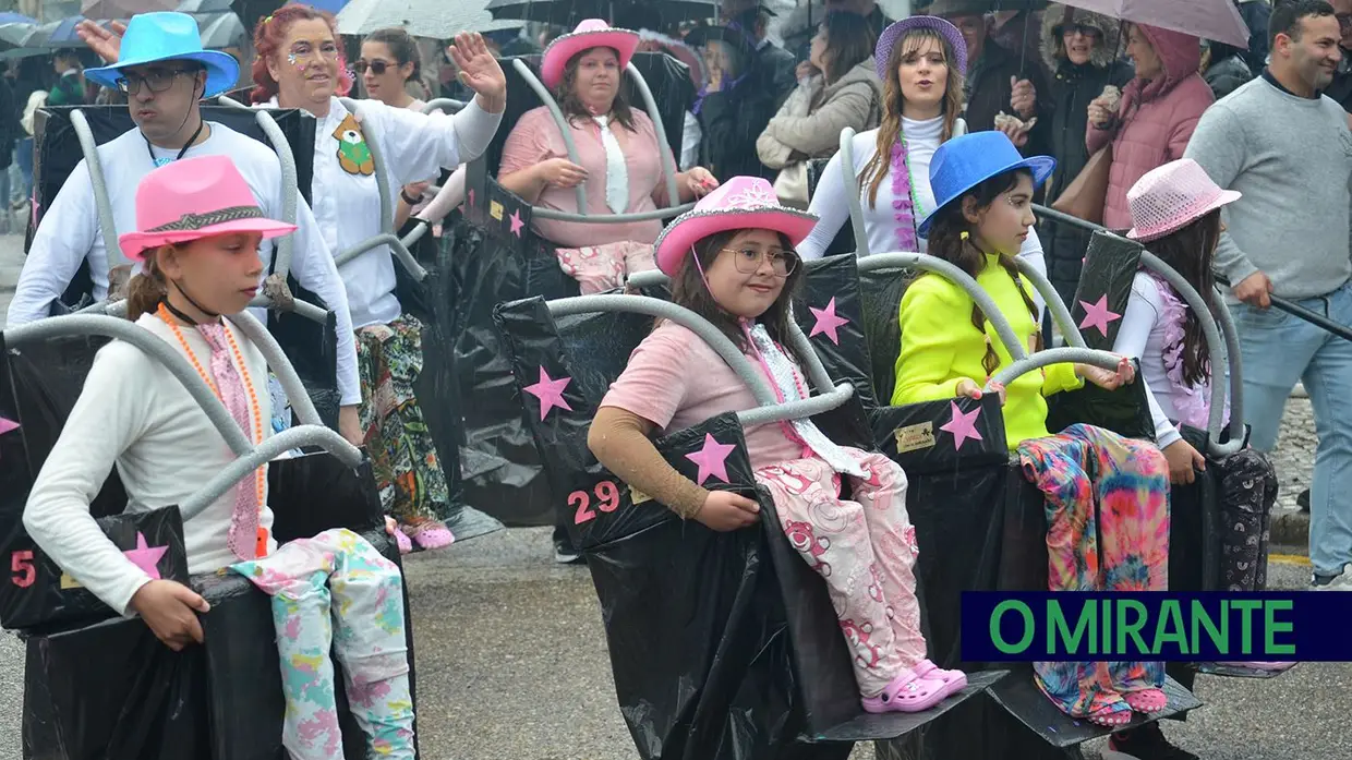 Carnaval de Samora Correia com folia mesmo debaixo de chuva