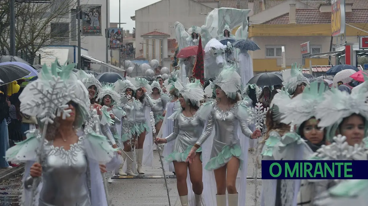 Carnaval de Samora Correia com folia mesmo debaixo de chuva