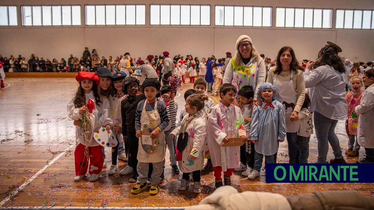 Desfile carnavalesco de alunos na Azinhaga sobre a obra do pintor Serrão de Faria