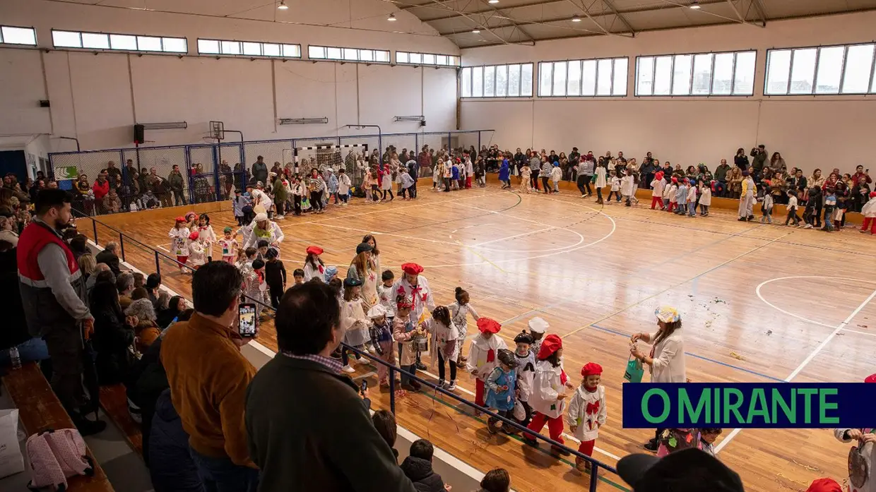 Desfile carnavalesco de alunos na Azinhaga sobre a obra do pintor Serrão de Faria