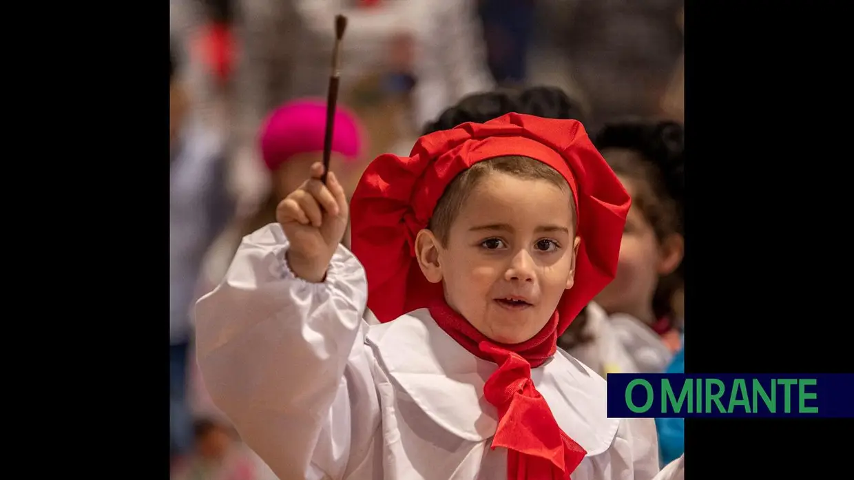 Desfile carnavalesco de alunos na Azinhaga sobre a obra do pintor Serrão de Faria