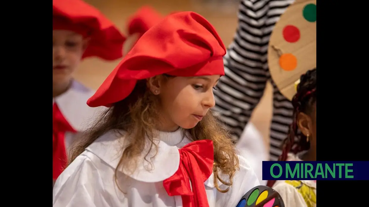 Desfile carnavalesco de alunos na Azinhaga sobre a obra do pintor Serrão de Faria