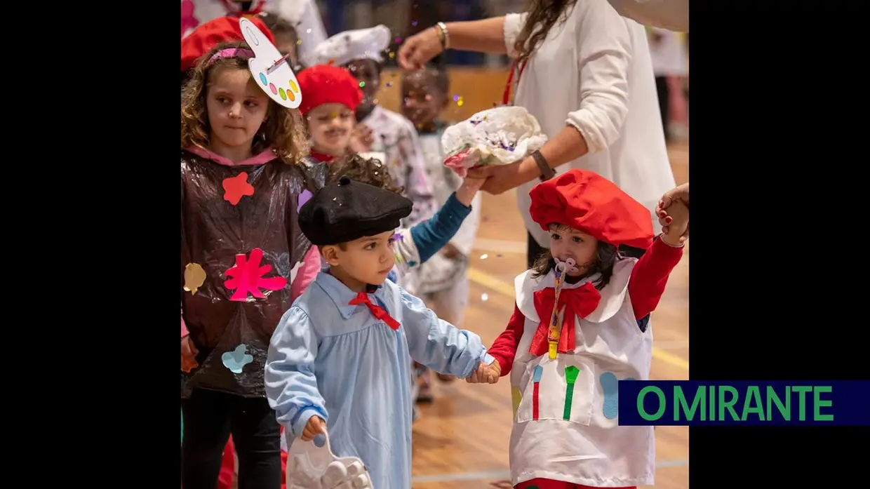 Desfile carnavalesco de alunos na Azinhaga sobre a obra do pintor Serrão de Faria