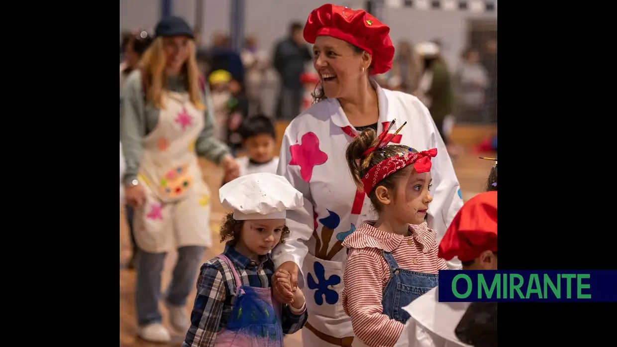 Desfile carnavalesco de alunos na Azinhaga sobre a obra do pintor Serrão de Faria