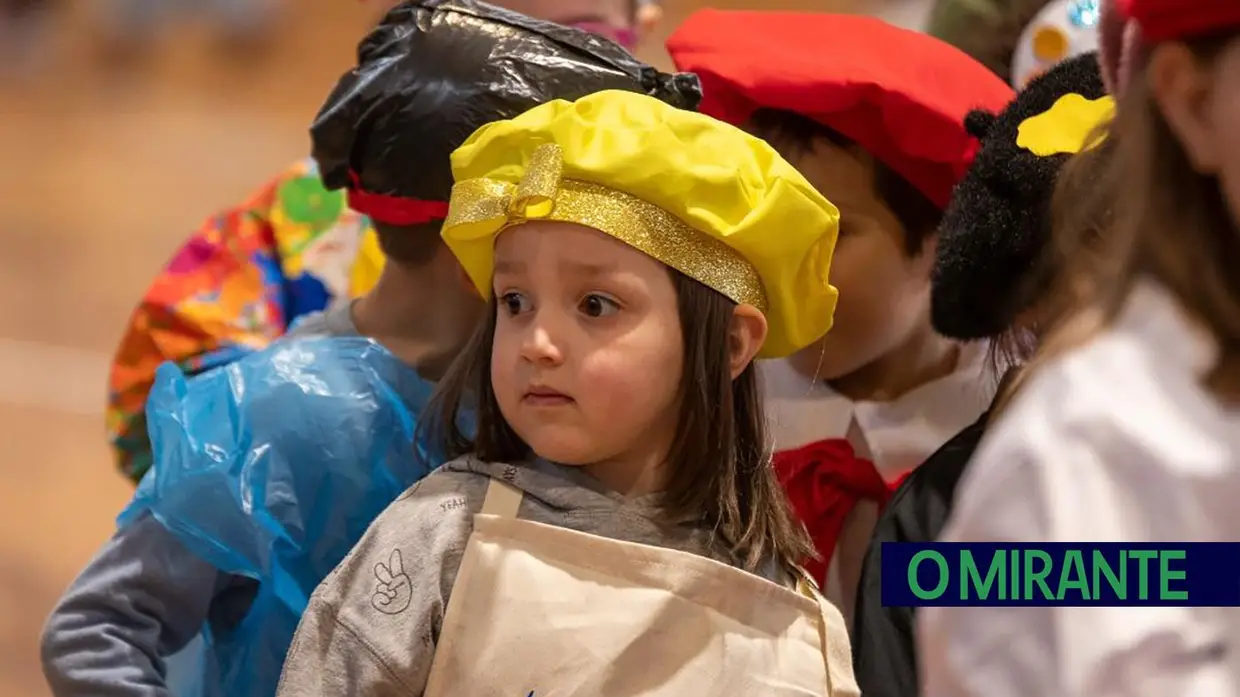 Desfile carnavalesco de alunos na Azinhaga sobre a obra do pintor Serrão de Faria