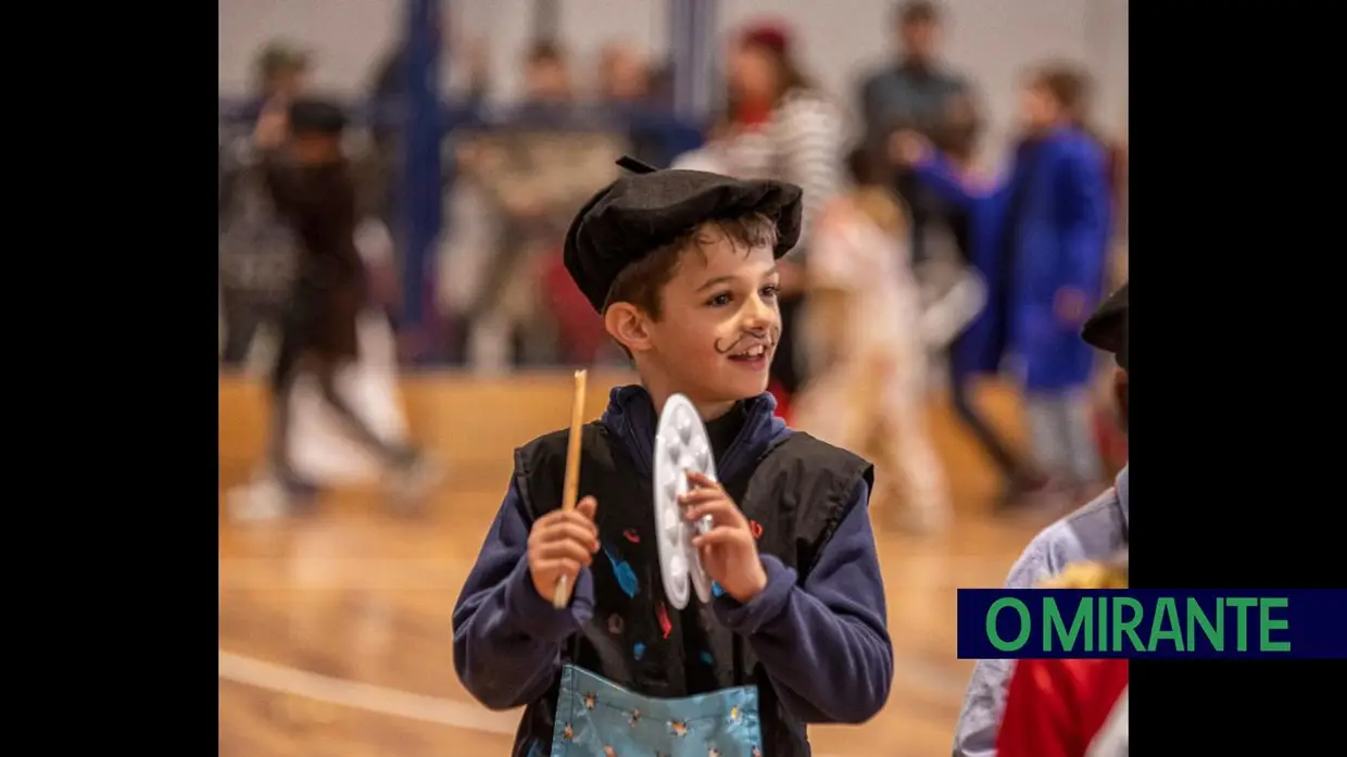 Desfile carnavalesco de alunos na Azinhaga sobre a obra do pintor Serrão de Faria