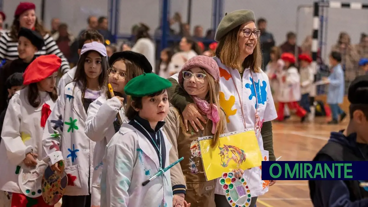 Desfile carnavalesco de alunos na Azinhaga sobre a obra do pintor Serrão de Faria