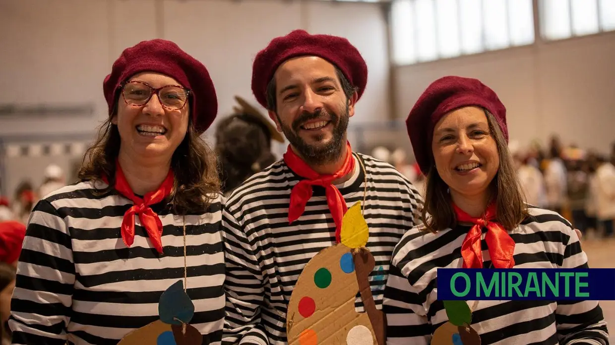 Desfile carnavalesco de alunos na Azinhaga sobre a obra do pintor Serrão de Faria