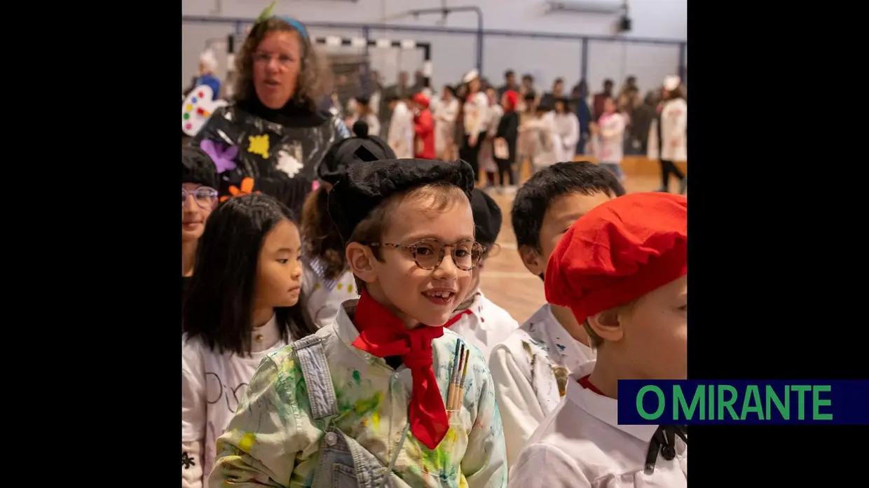 Desfile carnavalesco de alunos na Azinhaga sobre a obra do pintor Serrão de Faria